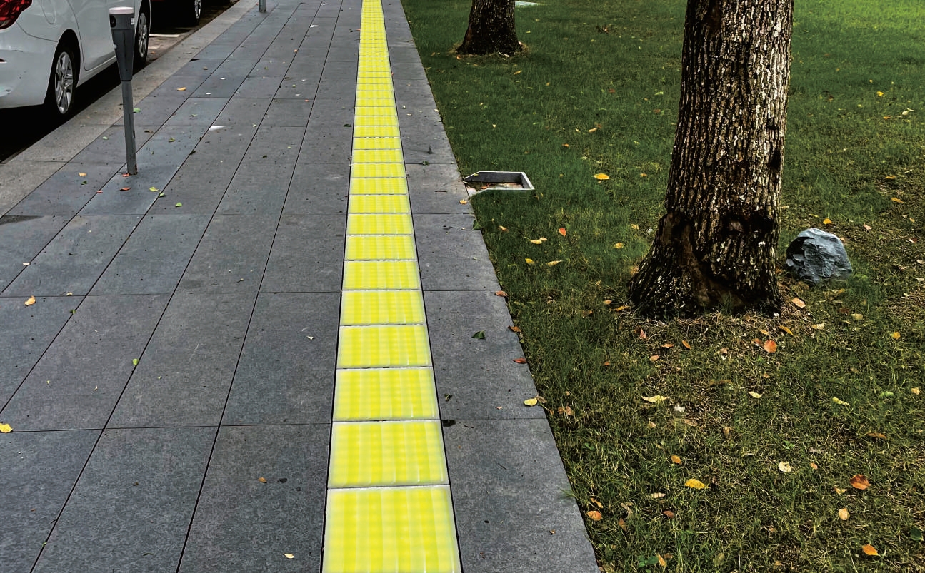 Smart luminous pavement signal lights